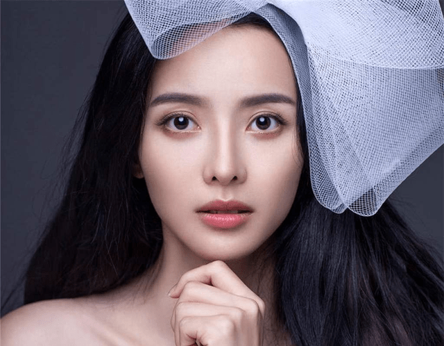 从素颜,古装,民国装和现代装来看,张芷溪比张予曦更漂亮?