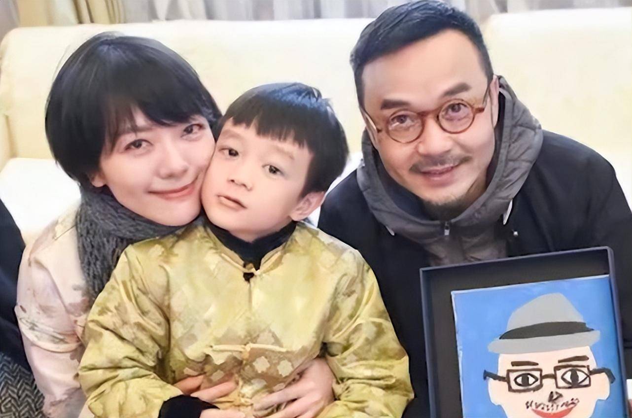 汪涵老婆罕晒儿子,7岁沐沐给妈妈织围巾,游泳获两块奖牌超优秀_杨乐乐