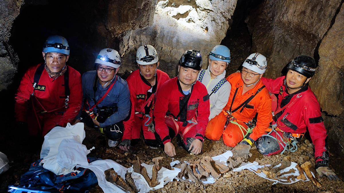湖南一处百米深洞穴藏大熊猫化石，系救援队探险时意外发现