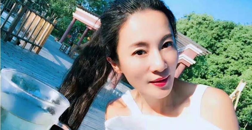 她53岁被儿子称"妖精",打败赵雅芝,刘晓庆,被称"冻龄女神"_刘叶琳