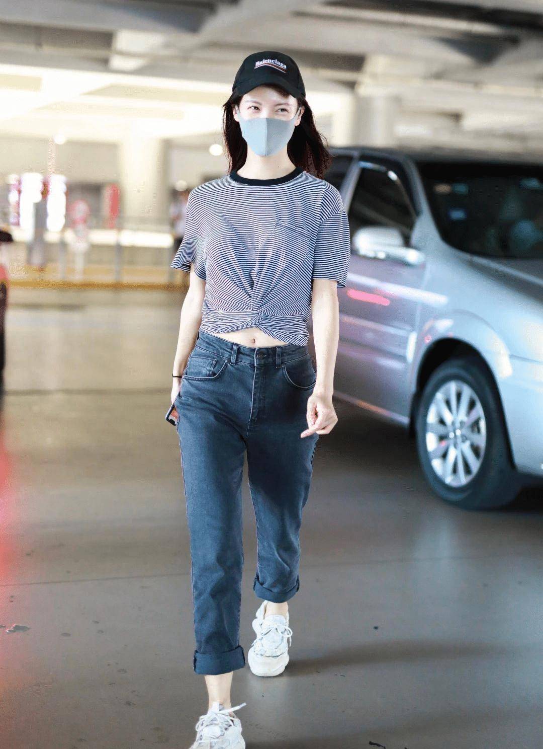 金晨台上台下反差萌,颜值身材都好惊艳,私服穿搭更是女团风十足_休闲