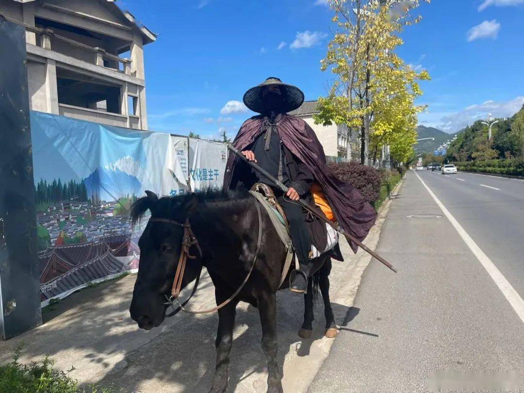 同城专访 "甘肃骑马侠客"来到丽江_进行_视频_长剑