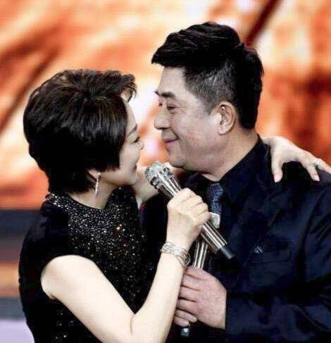 62岁郭凯敏:没出名时发妻离他而去,二婚娶尤勇前妻,儿子帅到爆_妻子