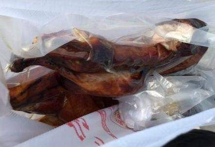 很多人都将其怪罪于全聚德,但其实这就是专门的售卖假烤鸭的团队所做