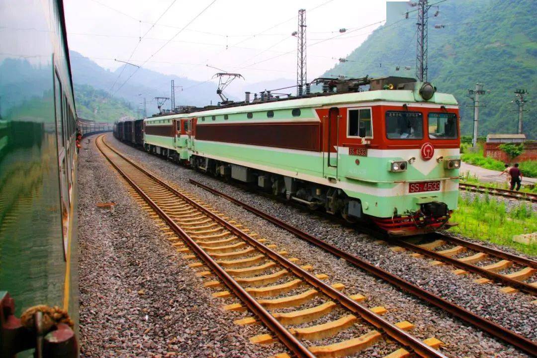 铁路运输保障不足(图:昭通客运站)全市通车里程15277公里,仅有1条135