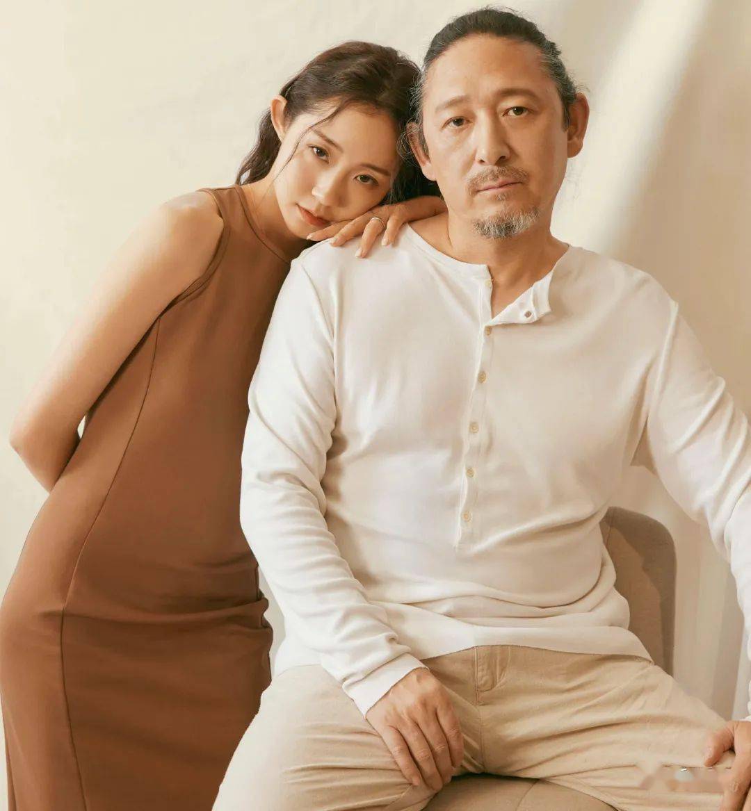 54岁音乐家搂4岁儿子尽显父爱,小25岁娇妻颜值高过明星_三宝_妈妈