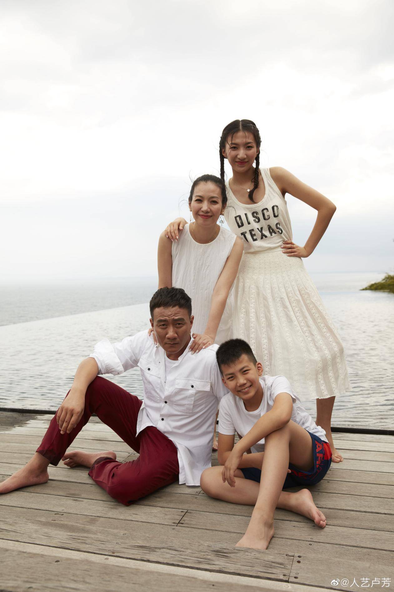 前段时间,胡军一家四口的合照引发网友热议.