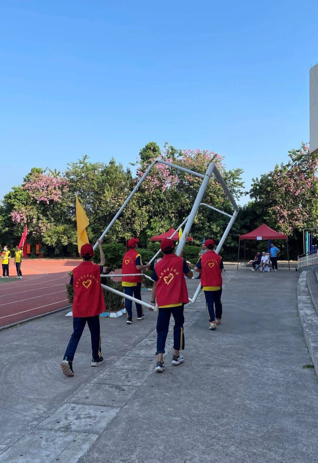 校长王晓松:蕉岭县镇平中学第十八届秋季学生田径运动会开幕_体育运动