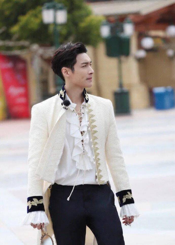 张艺兴娱乐圈的制服高手!_气质_标准_感觉