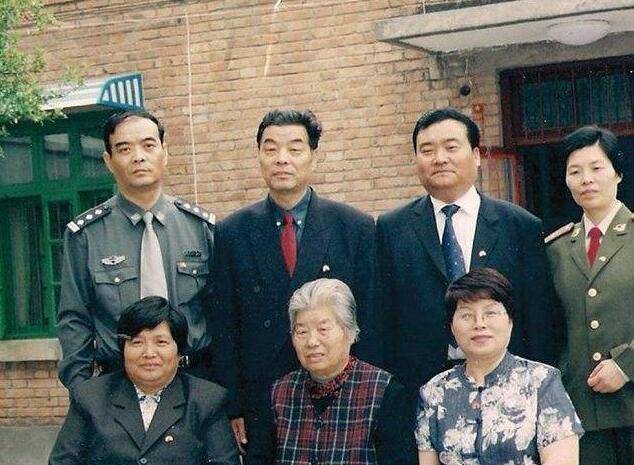 焦保钢:焦裕禄的小儿子,长大后加入刑警队,作为一名优秀的刑警保护着