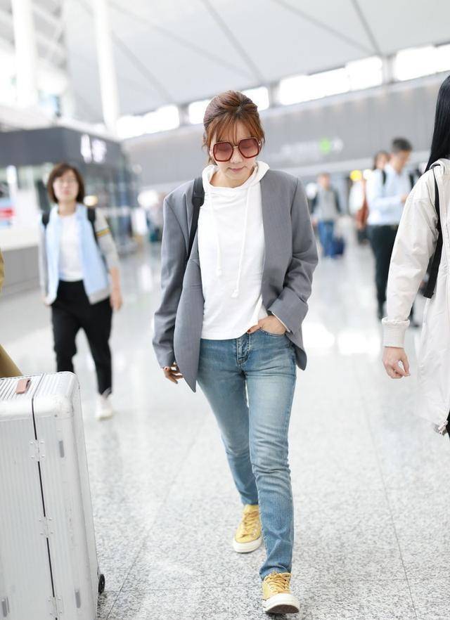 牛仔裤的搭配陈嘉桦下身穿了一件紧身的牛仔裤,浅蓝色的设计非常有