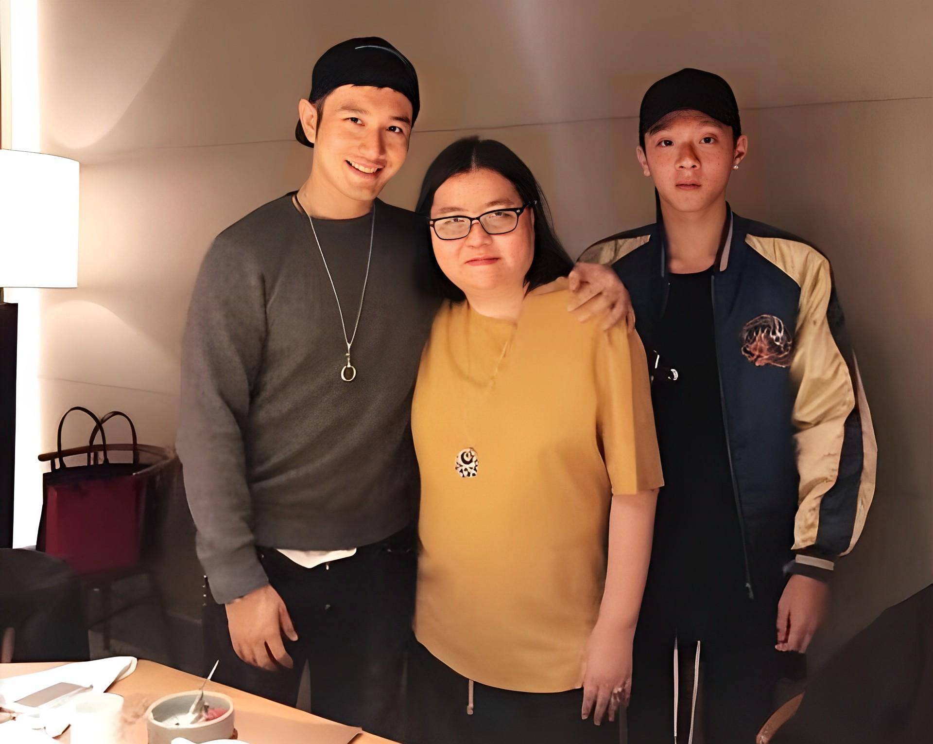 身世的问题,后来也困扰过邱煌祎一段时间,邱黎宽时常开导儿子.