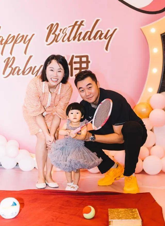 当时两人的年纪都还小,正是情窦初开的年纪,在张楠的猛烈追求下赵芸蕾