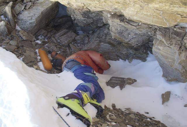 珠峰最具争议的遗体：死前40人经过，为何无一人救他？