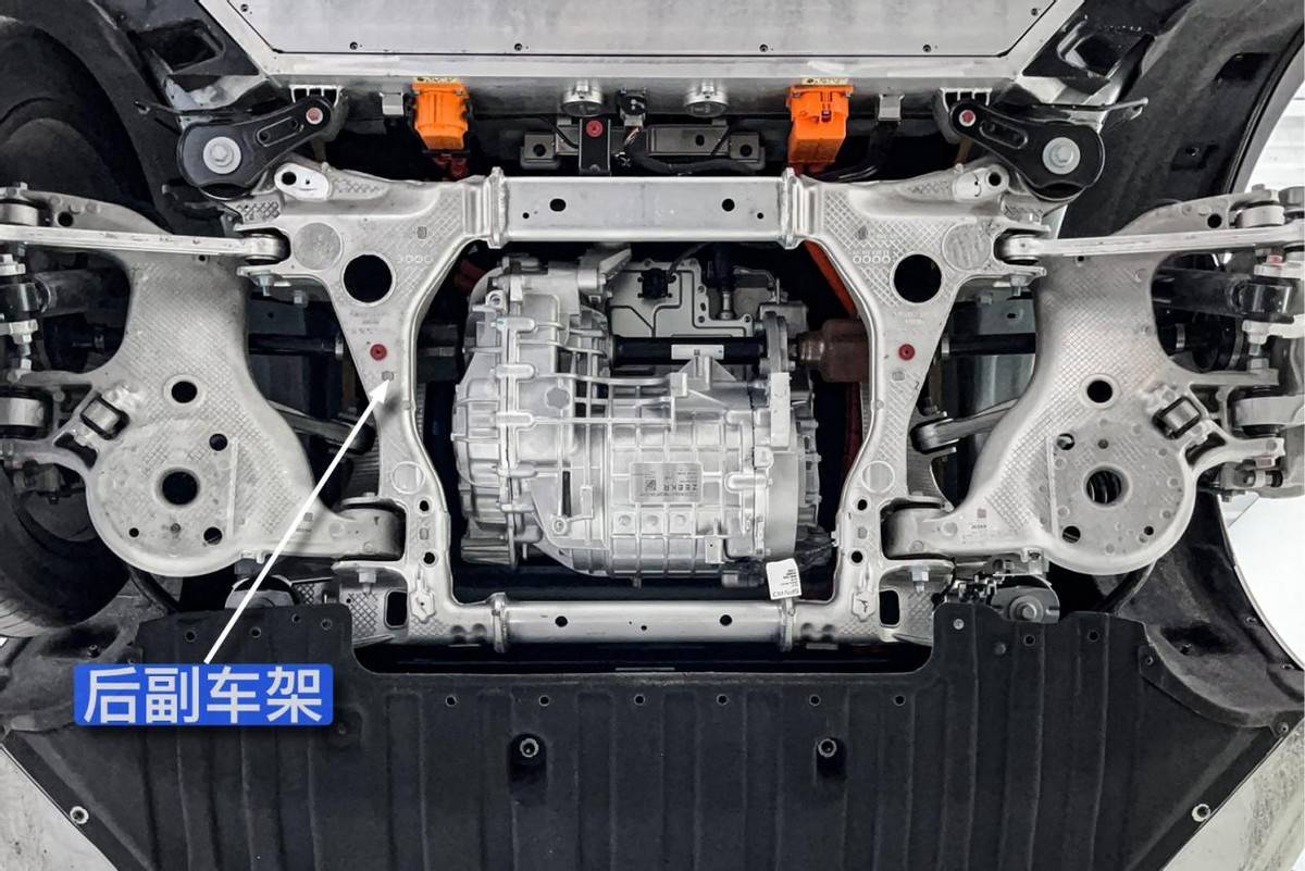 后副车架采用了大量的铝合金材质打造,由两根粗壮的过梁和两端与悬架