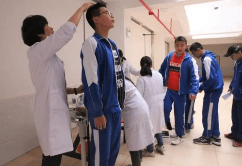 医生提醒:男孩14岁前出现2特征,身高难超一米七,并非发育晚.