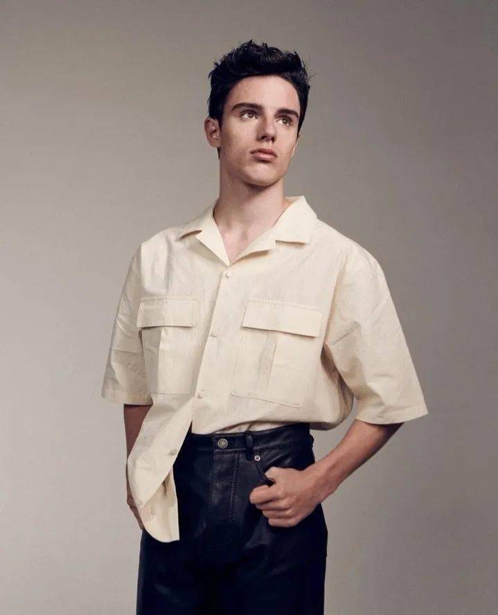 英国最新影坛小鲜肉,第一部电影就被评为"史上最烂电影"_collett