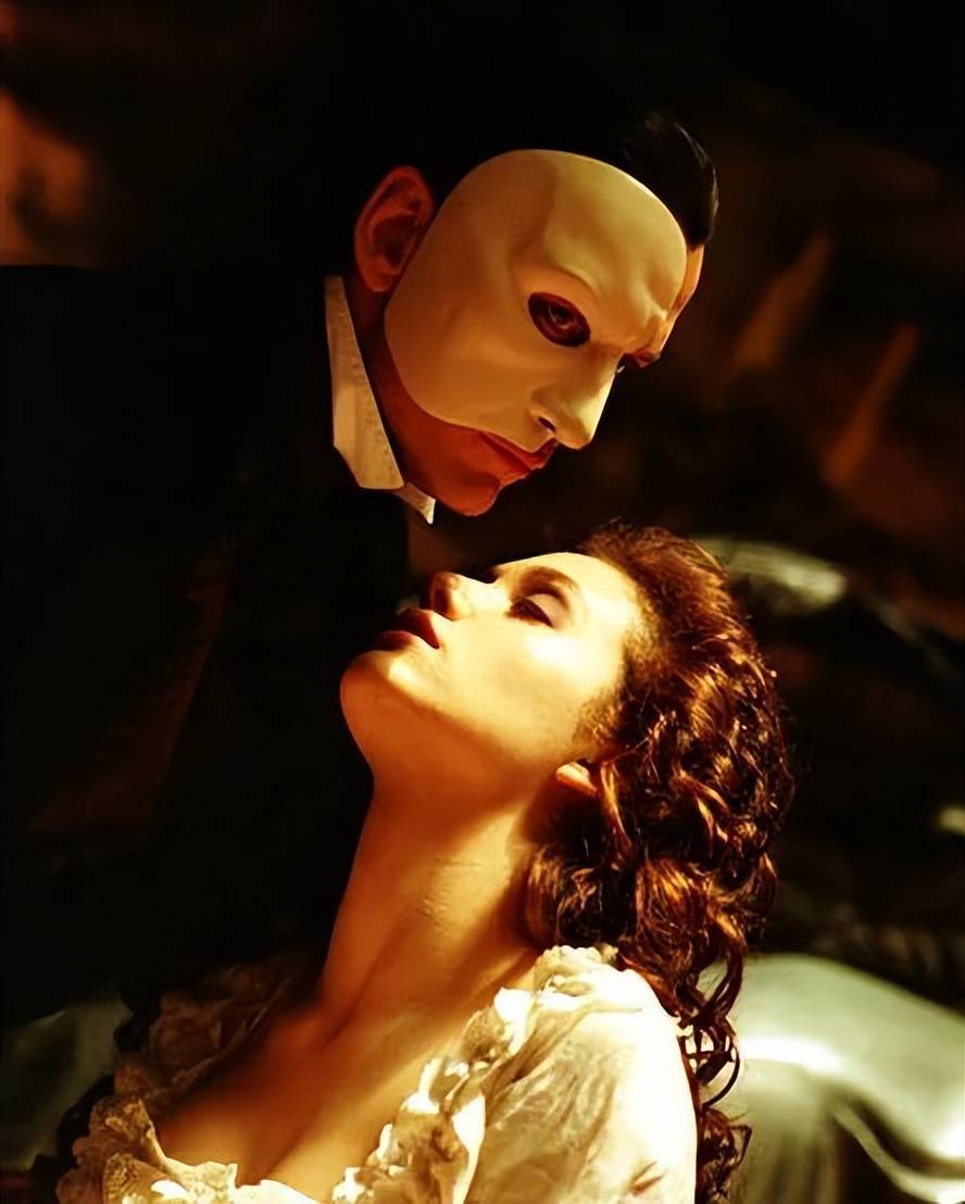 《夜半歌声》,由冼星海作曲,田汉作词