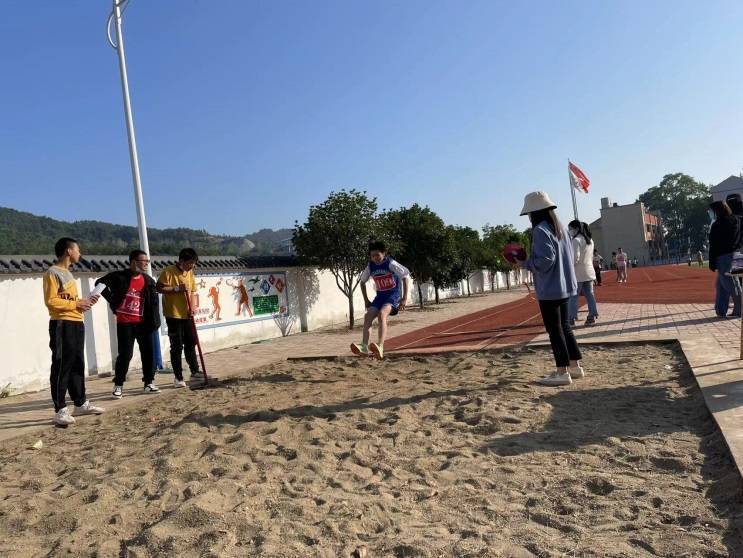 澧县甘溪滩镇中学举行第58届校园田径运动会_比赛_腾空_精神