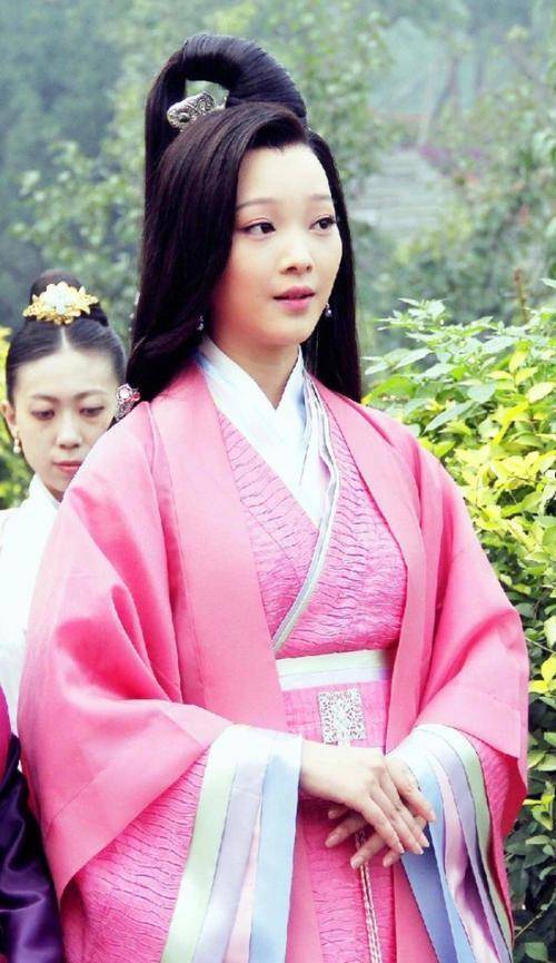 但她的资源却出奇的好,我们来说说她比较知名的作品,2013年与钟汉良