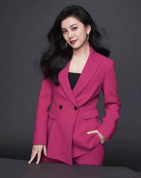 赵文琪的风格真多变,身穿黑色披肩马甲干练飒爽,挺有职场boss范_西装