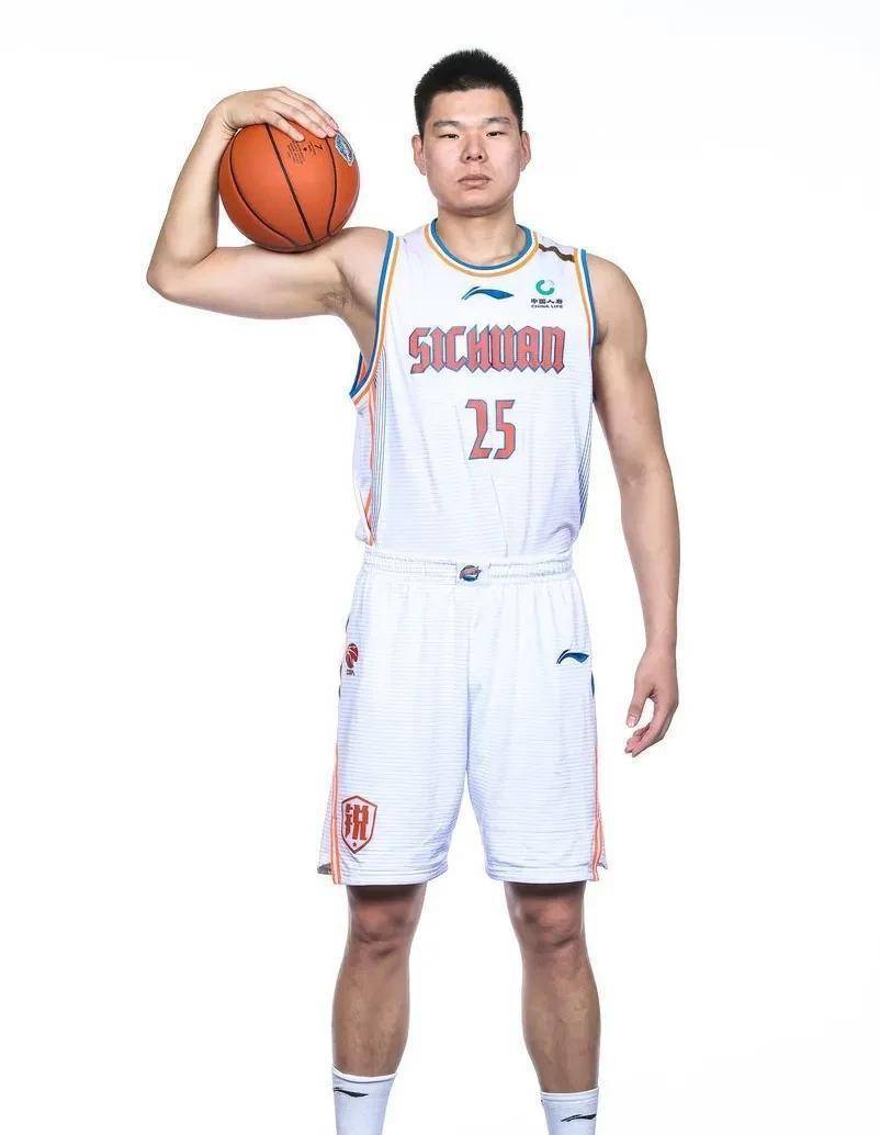 从首场比赛来看,莫克少帅将八一男篮的斗志带到了川军,这些年轻球员打