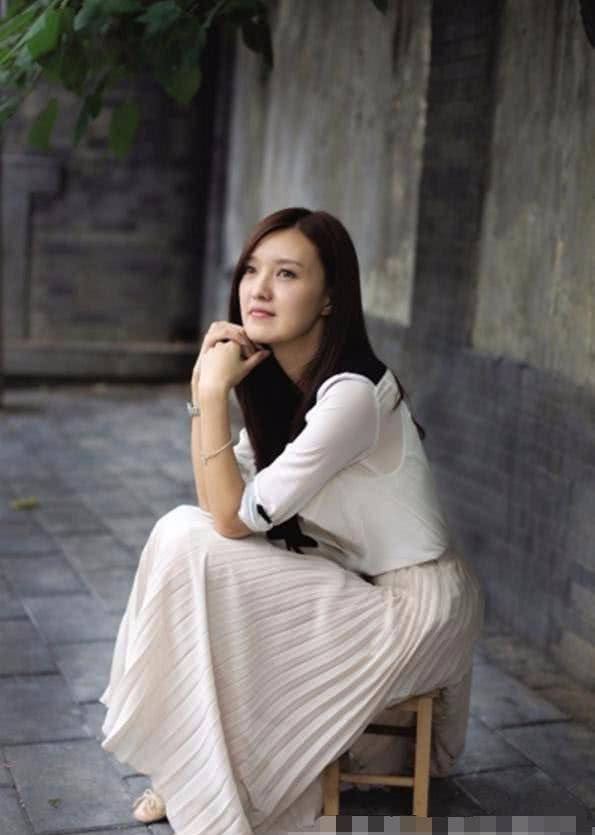 她曾与第一美人同窗,和孙红雷演过戏,一直不温不火今成为路人!