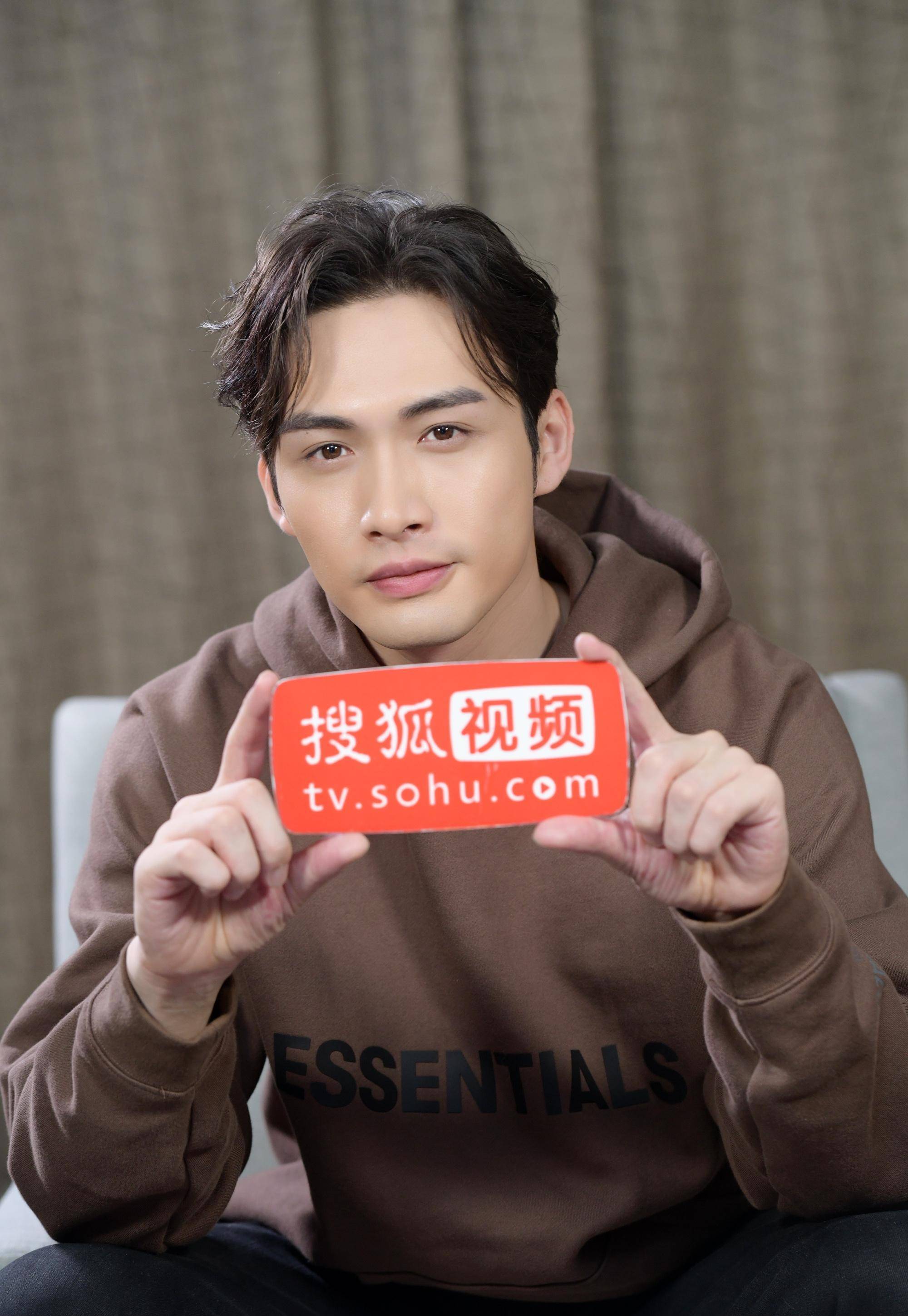 出道至今,张彬彬饰演过各种各样的角色,如风流倜傥的离镜,高冷的ko