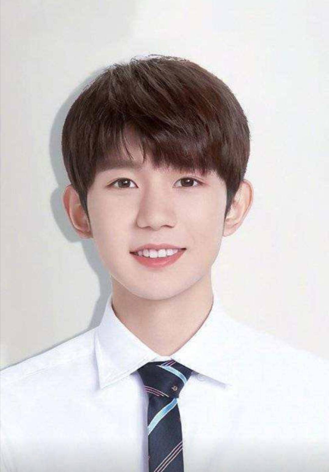 小鲜肉演员的证件照,吴磊又奶又a,丁禹兮全场最佳_张艺兴_王源_肖战