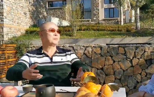 62岁徐少华近况曝光,颈纹明显露出双下巴,秃头难掩岁月痕迹_唐僧_视频