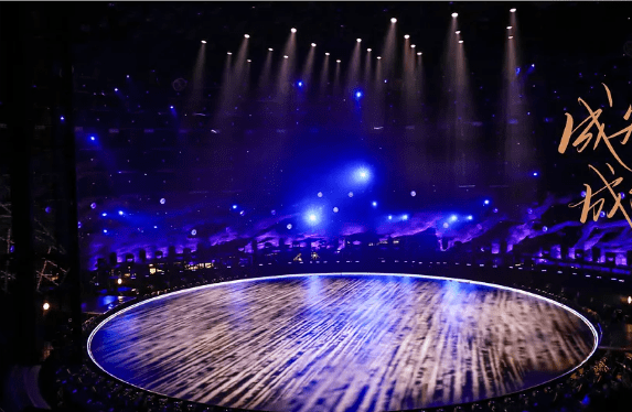 《舞蹈风暴》第二季的舞美也真的是好看到让人叹为观止,圆形舞台上几