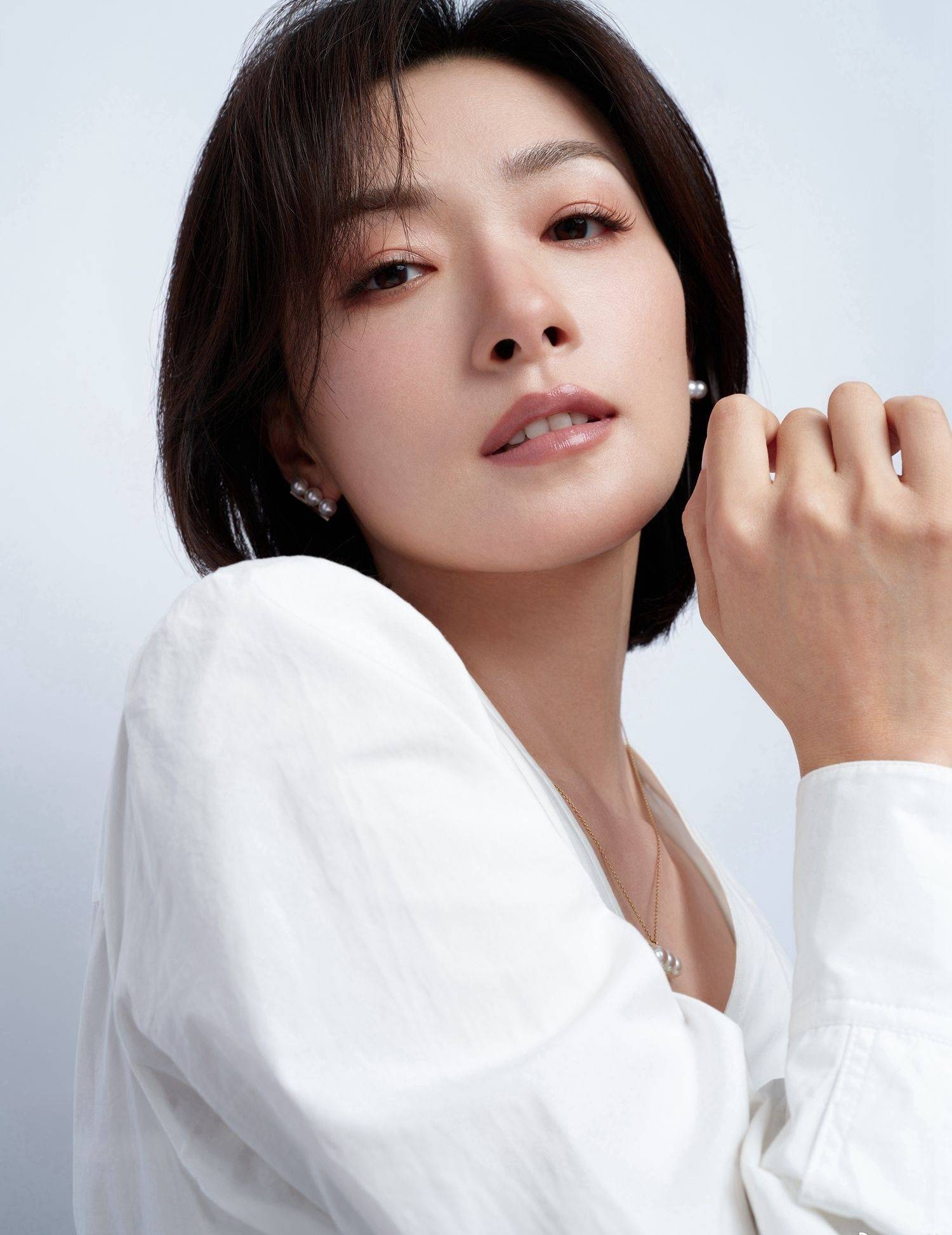 万茜白色衬衣职业风写真_职业_衬衣_白色