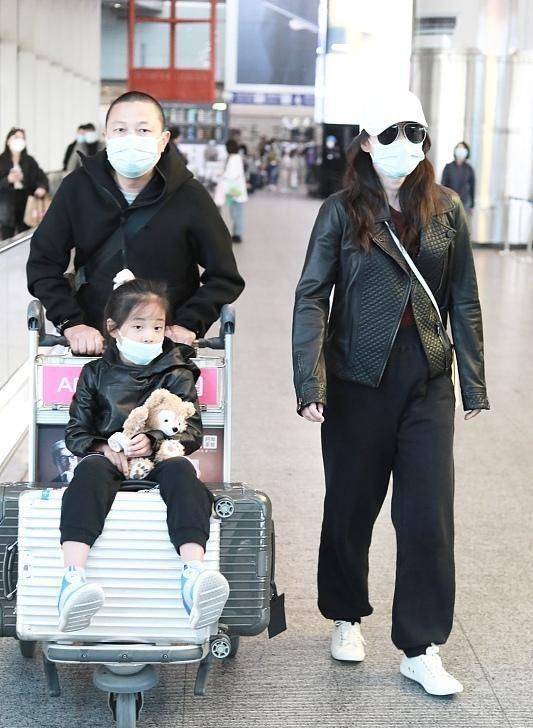 梅婷一家三口走机场,老公全程带娃胖成憨憨,7岁女儿黑眼圈太重_国货