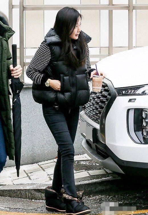 金喜善人到中年,并没发福长胖,生过娃的身材保持也特别好,穿着紧身