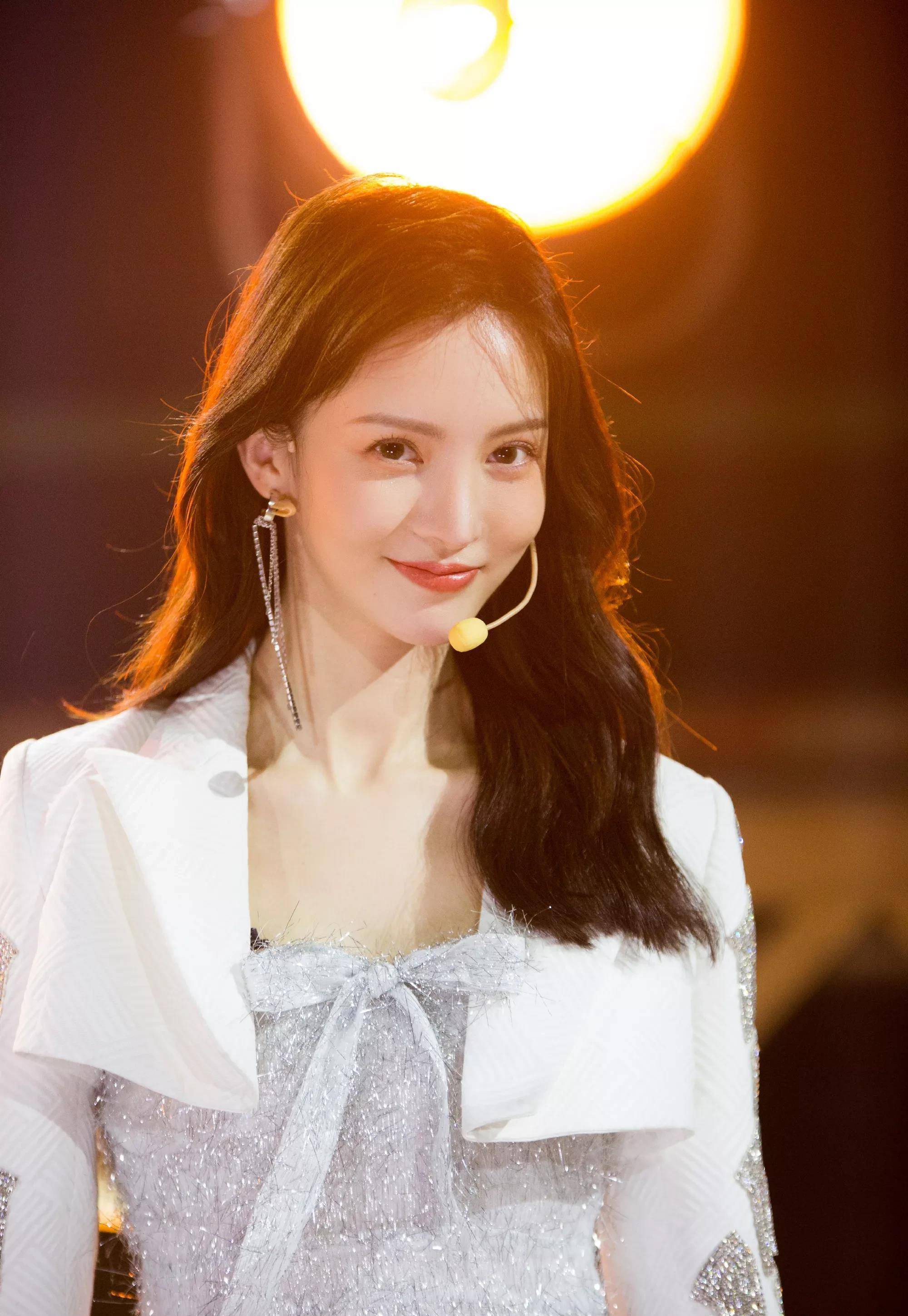 张歆艺儿子四坨借妈妈手机为金晨打call 5月28日,张歆艺的_杰瑞_微博