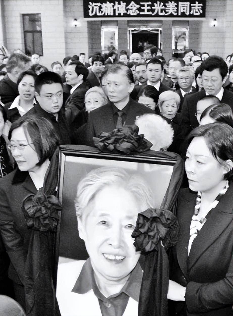 出身富贵的第一夫人王光美:晚年工资保姆管,儿女称不敢让她拿钱