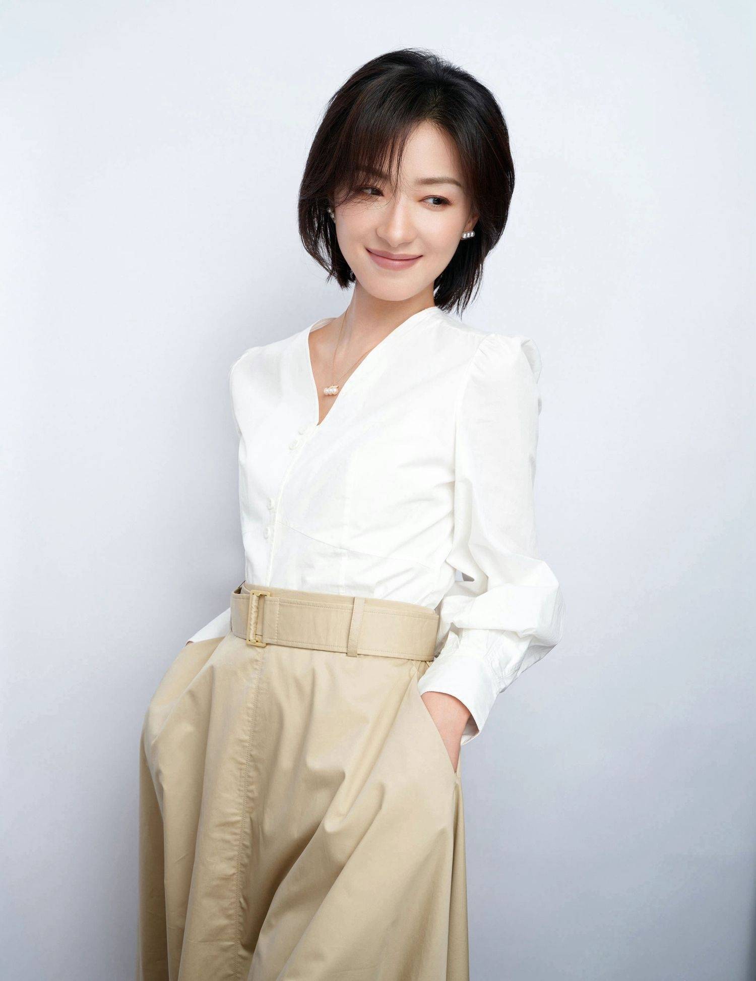 万茜白色衬衣职业风写真_职业_衬衣_白色