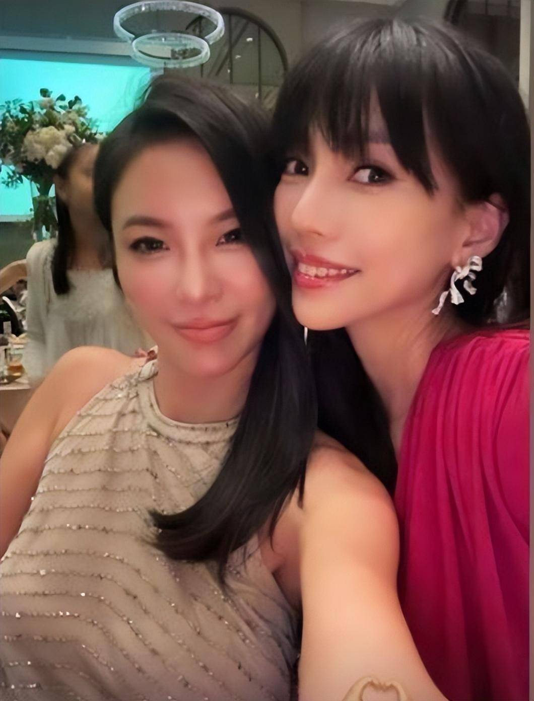 李靓蕾与王力宏离婚后首露面,与陈若仪一同参加婚礼,近照瘦太多_孩子