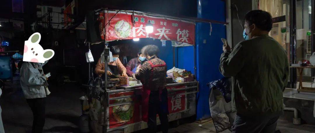 人民路上有家干了20多年的白吉馍,三个平均60岁的阿姨每晚准时出现~_刘姨_界牌_周口