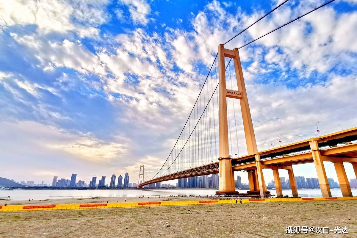 江南岸 饱览第十座大桥壮美雄姿 纪念万里长江第一桥通车65周年