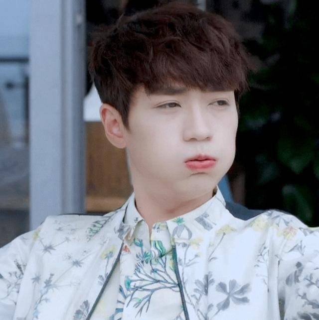 他的模样也是十分帅气,不知道还以为是哪位小鲜肉呢,嘟嘴巴卖萌的时候