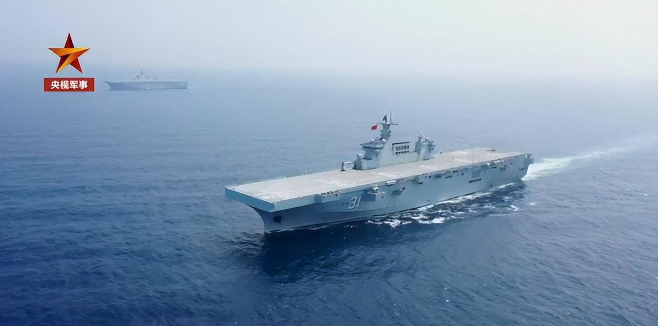 近日,央视军事节目首次发布了我军2艘075型两栖攻击舰——海南舰,