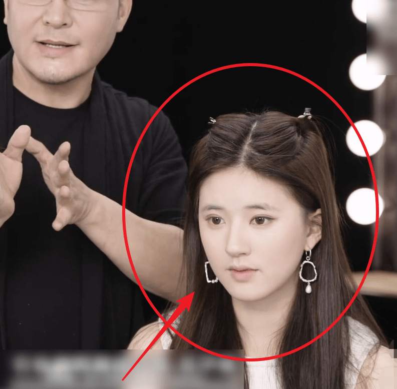 毛戈平为赵露思化妆,化完像变了一个人,素颜却暴露真实皮肤状态_明星