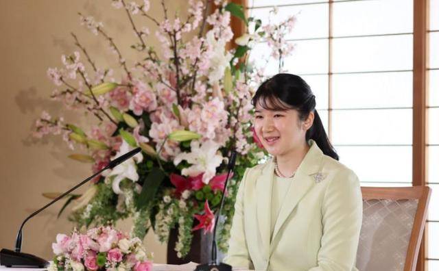 20岁爱子公主堪当大任,首次出席“亲蚕礼”,成天皇夫妇的骄傲_王室_一家_公务