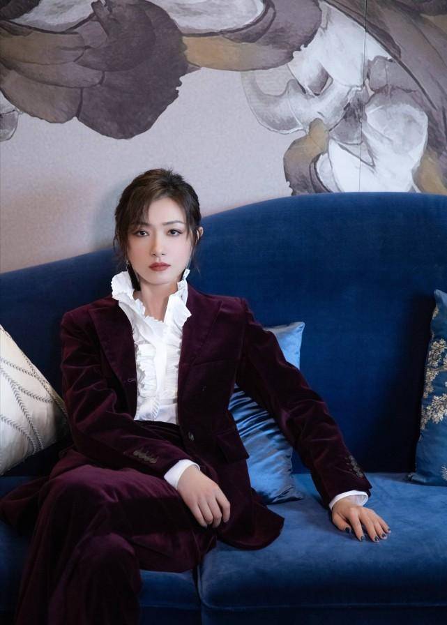 万茜钢管舞大片被曝,风格变化有点大,出道18年终成一线女星_时尚_孟佳