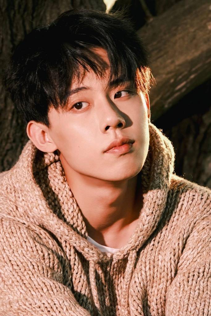 周奇发布一组黄昏落日写真 温暖少年自带治愈力量_毛衣_落日_周奇