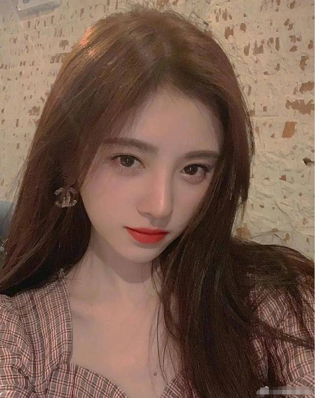 假脸假发假学历的鞠婧祎真实素颜流出,脸上坑坑洼洼整容痕迹明显_佳人