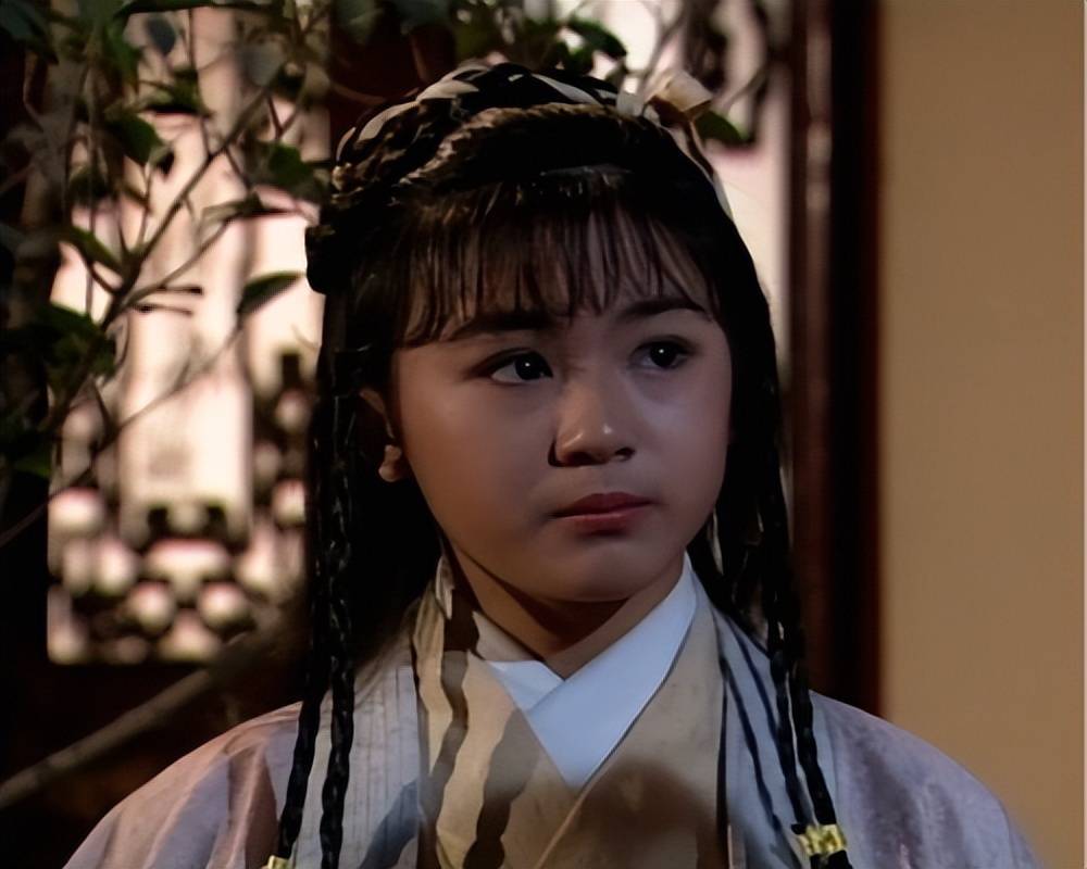连载版《笑傲江湖》里的曲非烟,没有被费彬杀死,而在修订版里,金庸