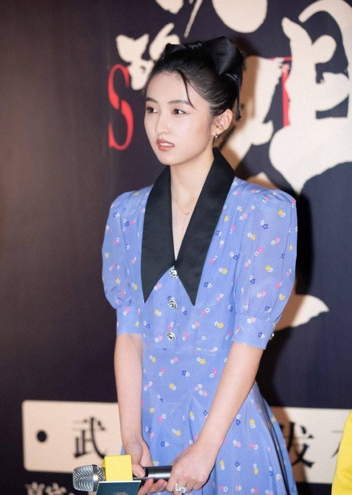 张子枫当之无愧,穿甜美碎花裙也撩人_黑色_连衣裙_衣服