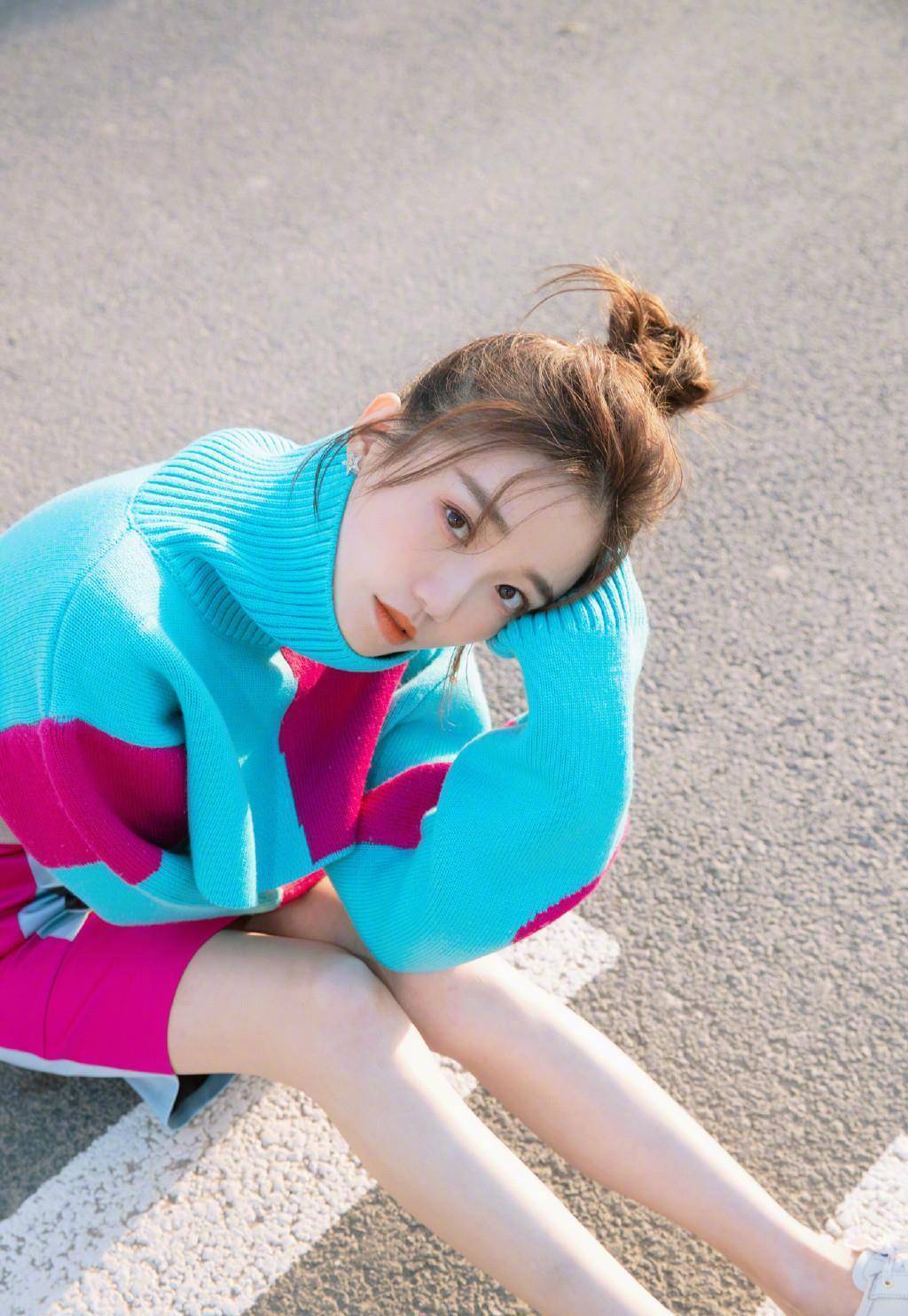 34岁于莎莎街拍,穿抹胸式毛衣玩另类时尚,果然是个《极品女士》_味道_